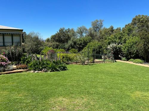 Ein Garten an der Unterkunft Wonga - A secluded oasis in the heart of Parkes