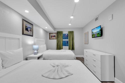 Llit o llits en una habitació de Oceanfront Atlantica 2BR Condo w Balcony