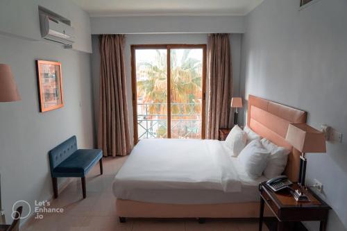 Habitación de hotel con cama y ventana en Guest House Hotel Amman by FHM en Amán
