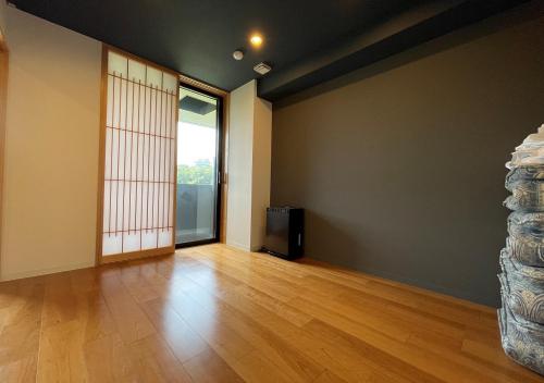 an empty room with a wooden floor and a door at THE VIEW Odawara shiro-no mieru hotel - Vacation STAY 67008v in Odawara