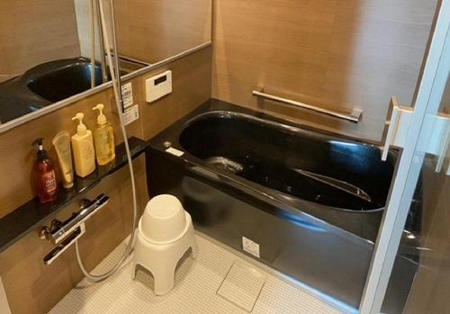 小田原的住宿－THE VIEW Odawara shiro-no mieru hotel - Vacation STAY 66089v，一间带黑色浴缸和卫生间的浴室