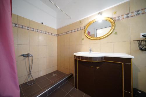 łazienka z umywalką i lustrem w obiekcie H_paradise w mieście Iraklitsa