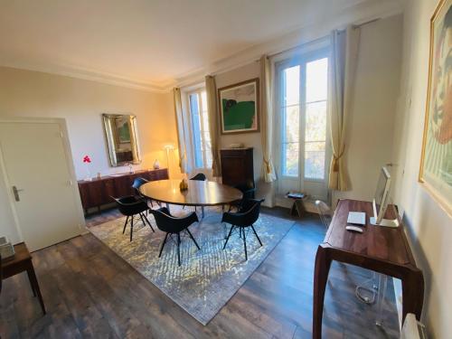- un salon avec une table et des chaises dans l'établissement Le jardin de Ponteves, à Aix-en-Provence