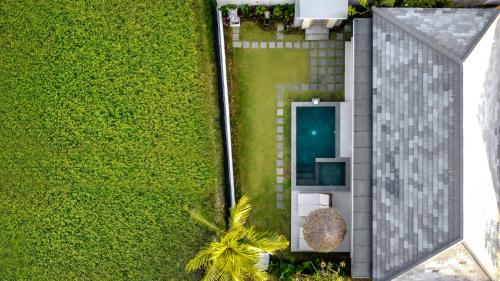 una vista aérea de una casa con césped en Villa Grateful by Alfred in Bali, en Sukawati