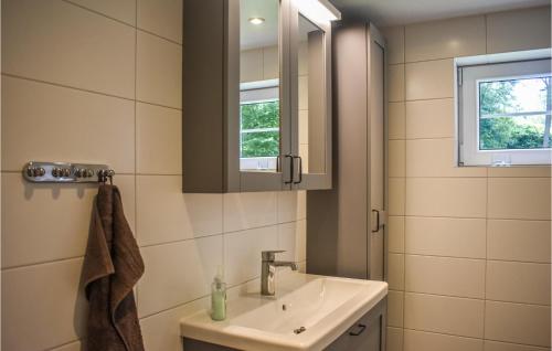 y baño con lavabo y espejo. en 2 Bedroom Amazing Home In rkelljunga, en Orkelljunga