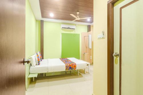 um quarto de hospital com uma cama e um espelho em FabExpress Airport Stay Inn em Hyderabad