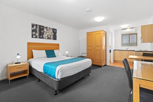 布朗斯平原的住宿－布朗平原汽車旅館，酒店客房配有一张床、一张书桌和一张书桌。
