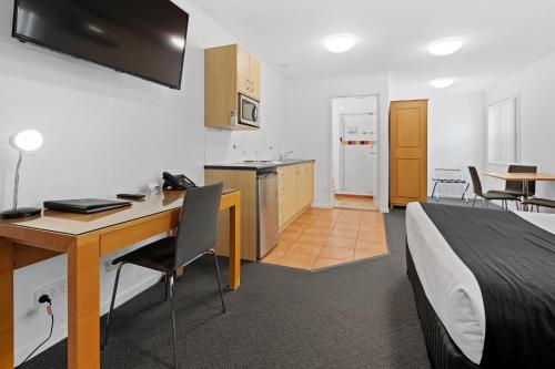 Kuchyň nebo kuchyňský kout v ubytování Browns Plains Motor Inn