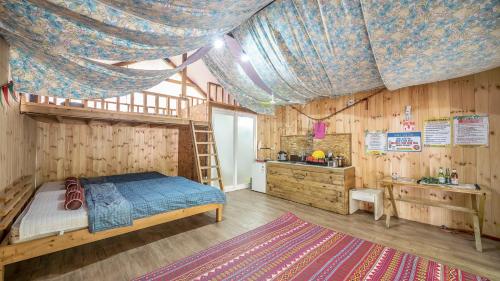 sypialnia z łóżkiem i drewnianą ścianą w obiekcie Club Lespia in Pocheon Baegun Valley w mieście Pocheon