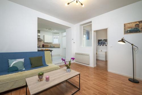 un salon avec un canapé et une table dans l'établissement Appart calme avec parking proche place Ney, à Angers