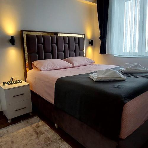 a bedroom with a large bed with a large headboard at Apartman Mery in Kraljevi Čardaci in Kopaonik