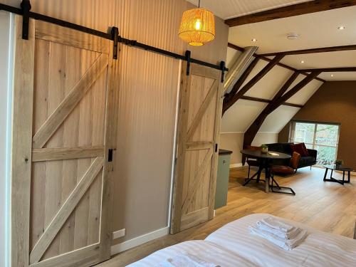 una puerta corredera de un granero en una habitación con cama en De Haven en Zierikzee