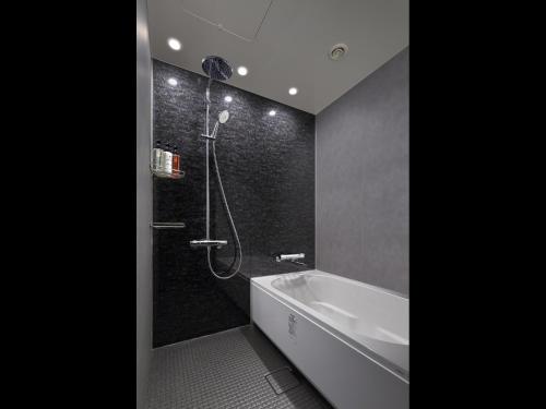 a bathroom with a bath tub and a shower at Hotel Villa Fontaine Grand Tokyo-Roppongi in Tokyo