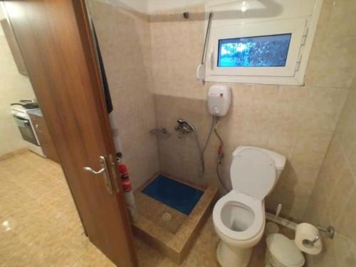 Ett badrum på Detached quiet villa 500m from sea