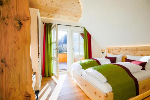 sypialnia z 2 łóżkami i dużym oknem w obiekcie Landgasthof Hessenmühle w mieście Großenlüder