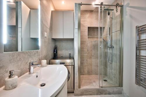 une salle de bain avec un lavabo et une douche dans l'établissement Very nice 2p with all comfort, city center Ac/wifi, à Nice
