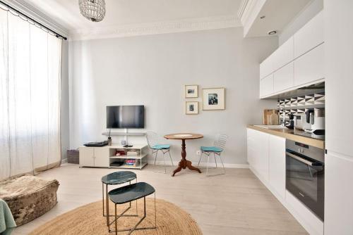 une cuisine avec une table et des chaises dans une pièce dans l'établissement Very nice 2p with all comfort, city center Ac/wifi, à Nice
