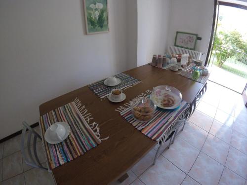a wooden table with food on it in a room at B&B Carunei in Poggiridenti