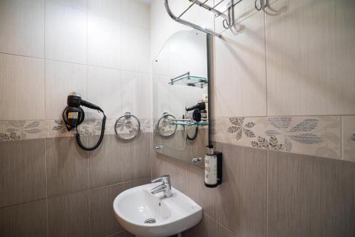 een badkamer met een wastafel en een spiegel bij Smartr Madrid Chueca in Madrid