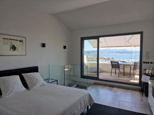 1 dormitorio con cama y vistas al océano en Sanaritz en Sanary-sur-Mer
