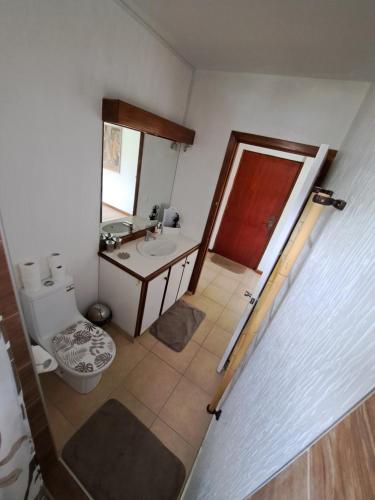 La salle de bains est pourvue de toilettes et d'un lavabo. dans l'établissement FARE NATIHERE, à Papeete