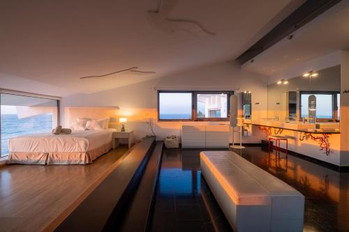 1 dormitorio con cama y ventana grande en Icarus Luxury Beachfront Villa, en Gialiskari