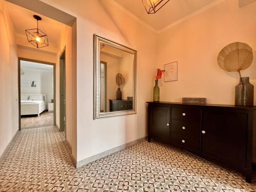 a room with a dresser and a mirror at Downtown apartment by United renters in Alicante