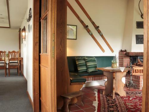 een woonkamer met een bank en een tafel bij Landschaftsgasthaus Schanze 1 in Schmallenberg