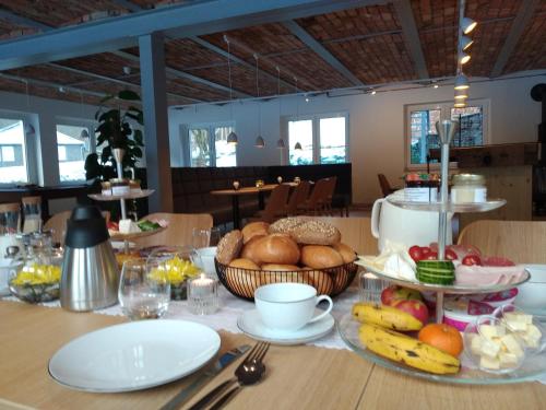 Thalmühle في Meisdorf: طاولة عليها مجموعة من الطعام