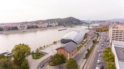 uma vista aérea de uma cidade com um rio em Apartment of Közraktár em Budapeste