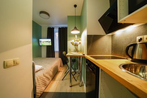 eine kleine Küche mit einem Bett in einem Zimmer in der Unterkunft MYFREEDOM Апартаменти Залізничний Вокзал in Kiew