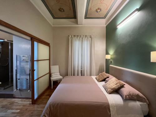 1 dormitorio con 1 cama grande en una habitación en Scala Apartments, en Florencia