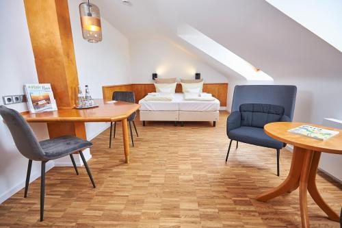 Pokój z łóżkiem, stołem i krzesłami w obiekcie ERCK- Flair Hotel & Restaurant w mieście Bad Schönborn
