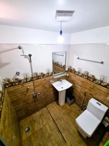 a bathroom with a toilet and a sink at Ivory Bloom Resort in Diyatalawa