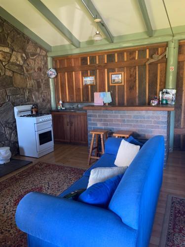 un soggiorno con divano blu e piano cottura di Uncle Billys Retreat 