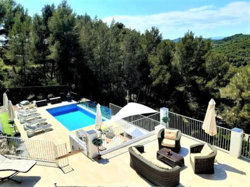 eine Villa mit einem Pool und Bäumen in der Unterkunft Villa Paraiso - Piscina Privada & Relax in Olivella