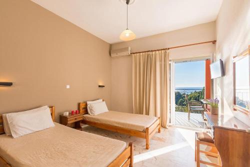 Pokój hotelowy z 2 łóżkami i balkonem w obiekcie Apartments with swimming pool and panorama sea view - Pelekas Beach w mieście Pelekas
