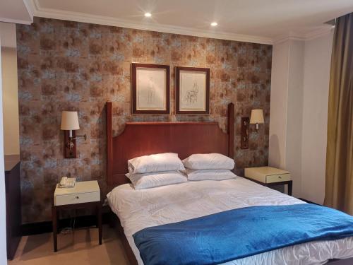 sypialnia z dużym łóżkiem i 2 szafkami nocnymi w obiekcie Apartment at Michelangelo Towers w mieście Johannesburg
