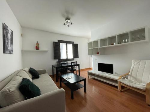 - un salon avec un canapé et une table dans l'établissement Palacio Santa Ursula, à Tolède