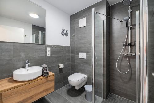 ein Bad mit einem WC, einem Waschbecken und einer Dusche in der Unterkunft Apartment Balance in Eisenach