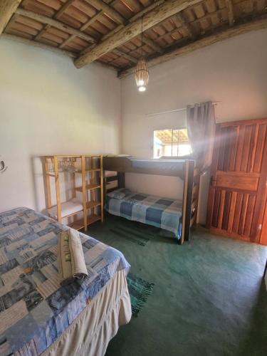 ein Schlafzimmer mit zwei Etagenbetten und einem Fenster in der Unterkunft Pousada Villa Esperança - Xandó - Caraíva BA in Caraíva