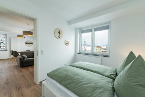 1 dormitorio con 1 cama con almohadas verdes en EASYLIFE - Apartment Relax, en Eisenach
