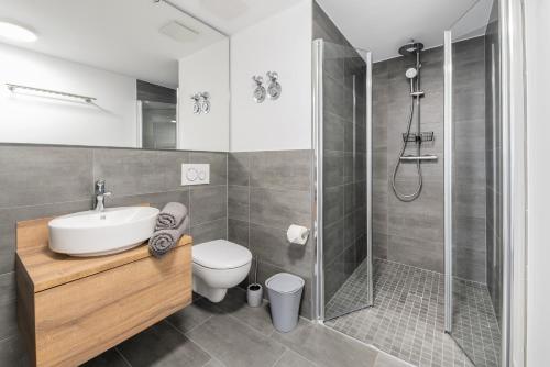 y baño con ducha, aseo y lavamanos. en EASYLIFE - Apartment Relax, en Eisenach