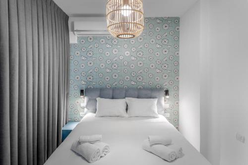 - une chambre avec un grand lit et un mur bleu dans l'établissement GORDON APPART HOTELs, à Tel Aviv