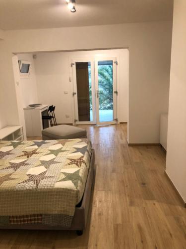 ein Schlafzimmer mit einem Bett und einem Schreibtisch in einem Zimmer in der Unterkunft Villa Green Paradise in Castel San Pietro Terme