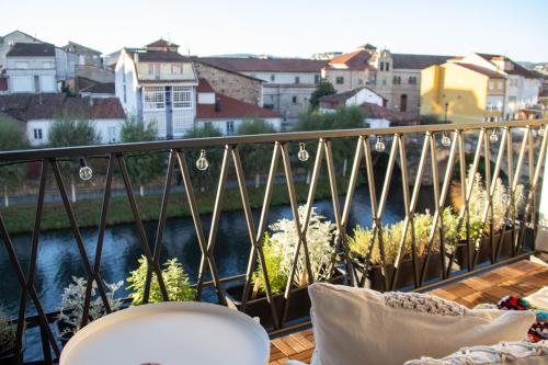 balcón con vistas al río en a casa da Alicia, en Monforte de Lemos