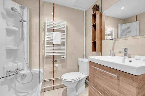 a bathroom with a toilet and a sink and a shower at Passenger - Mur vitré hypercentre de Toulouse in Toulouse