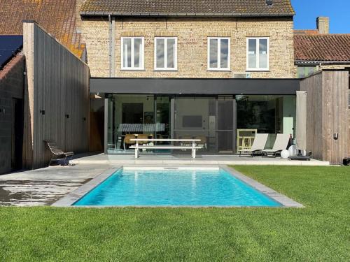 Der Swimmingpool an oder in der Nähe von Maison Arthur vakantiewoning met verwarmd zwembad