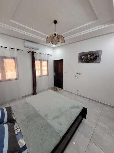 um quarto com uma cama grande e um tecto em Villa MiraMar em Lomé