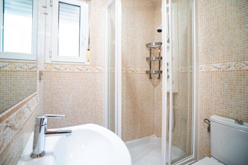 W łazience znajduje się toaleta, umywalka i prysznic. w obiekcie Smartr Madrid La Latina w Madrycie